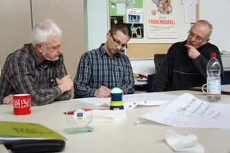 Bei Wasser und Papier - Wolfgang, Jens und Armin bei der Arbeit (Foto: Uwe Straß)